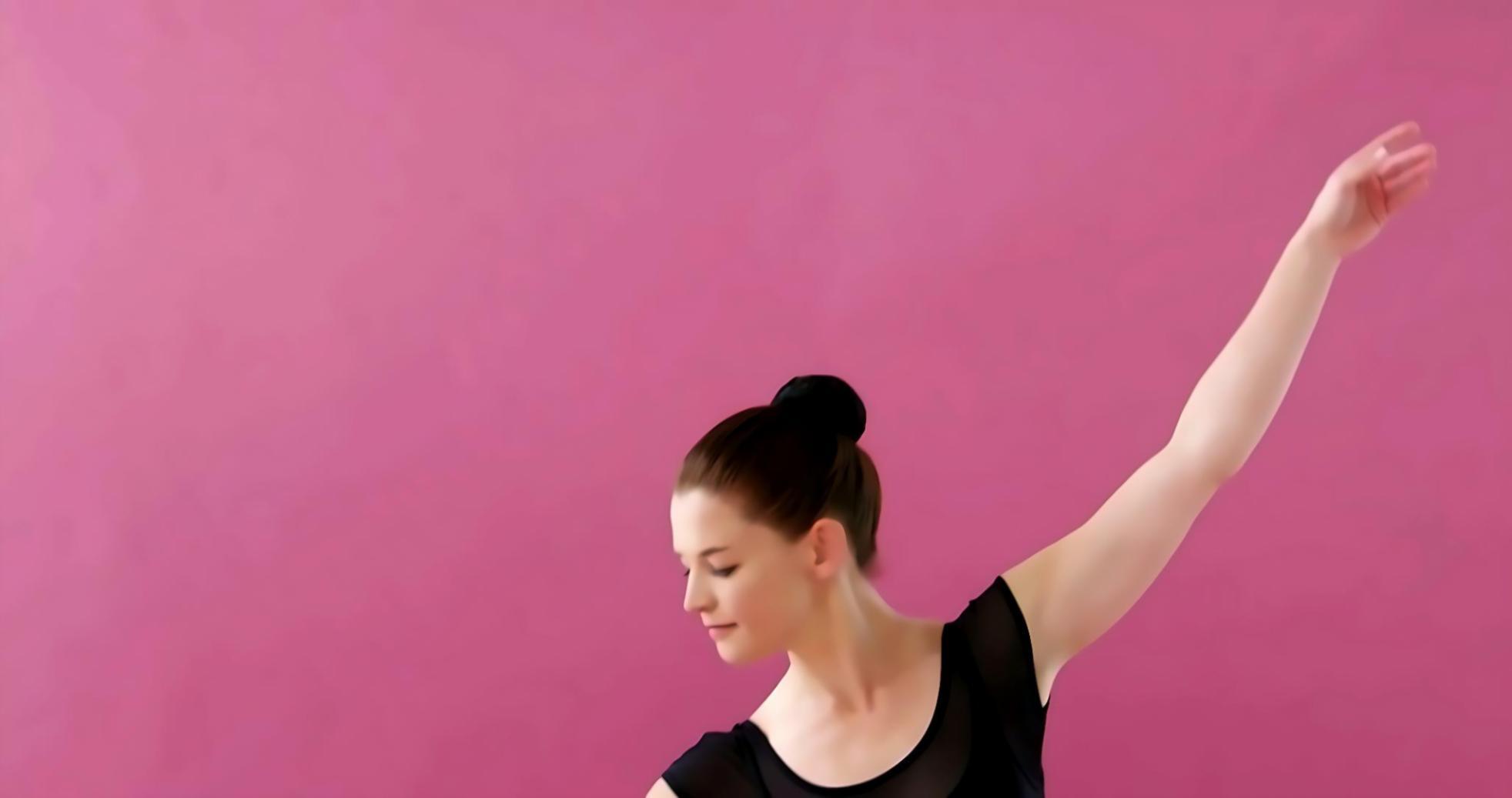 Danseurs pratiquant ensemble dans un environnement collaboratif